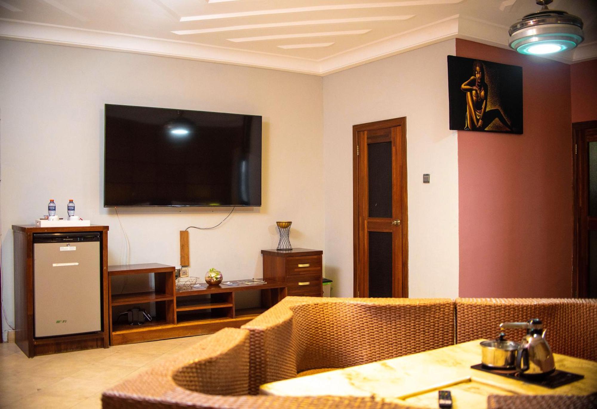 Triple Hill Hotel Weija ภายนอก รูปภาพ