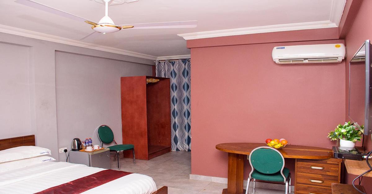 Triple Hill Hotel Weija ภายนอก รูปภาพ